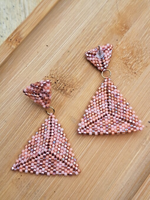 Handgemaakte oorbellen met kralen - Confetti design in rozetinten met rvs oorstekers SALE!