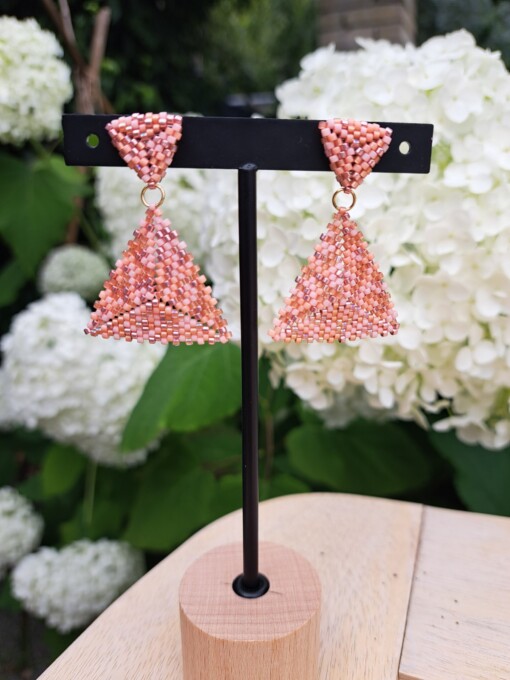 Handgemaakte oorbellen met kralen - Confetti design in rozetinten met rvs oorstekers SALE!