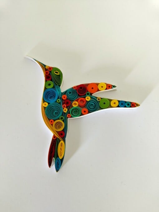 Papierkunst in quilling-techniek: Kolibrie – kleurrijke wanddecoratie met tropisch karakter