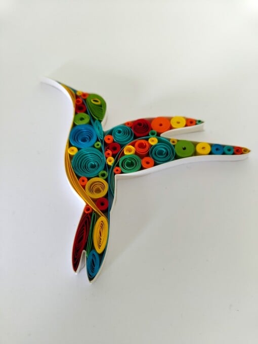 Papierkunst in quilling-techniek: Kolibrie – kleurrijke wanddecoratie met tropisch karakter