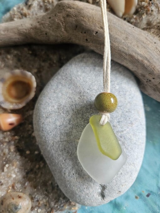 Ketting 019, 2 kleuren zeeglas wit en groen met aardewerk kraal