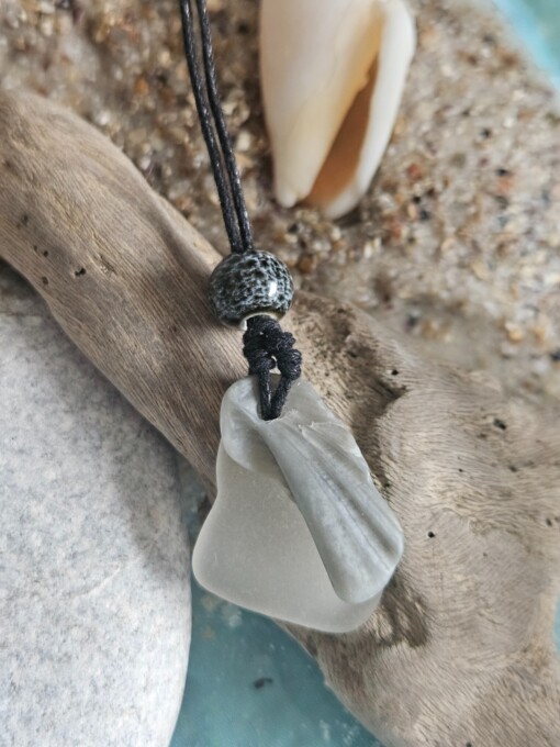 Ketting 020, wit zeeglas en gefossiliseerde schelp ( grijs).