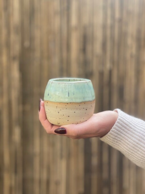 Kleurrijke koffiekopjes pastel