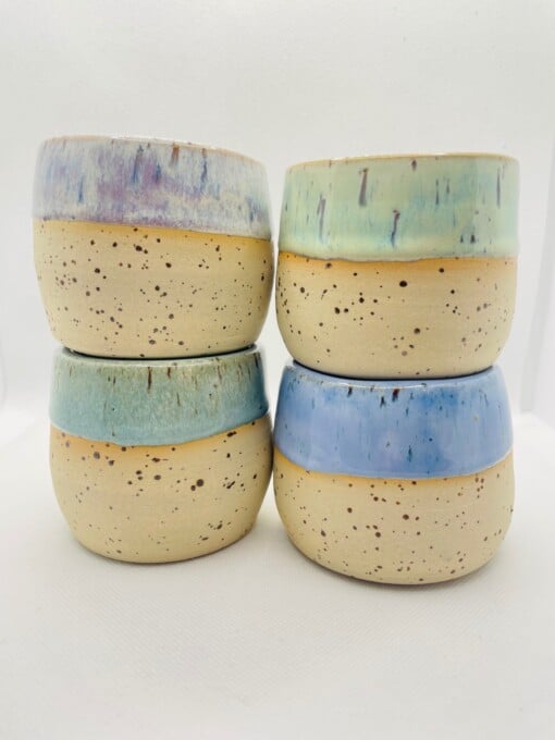 Kleurrijke koffiekopjes pastel