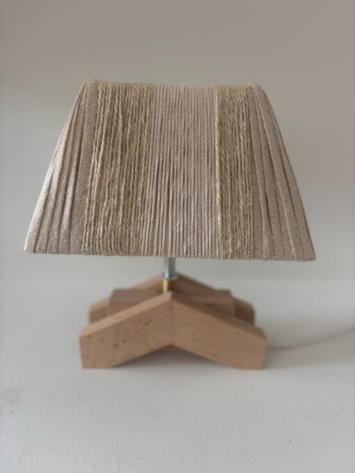 Lampje met apart design zelfgemaakt voetje van resthout.