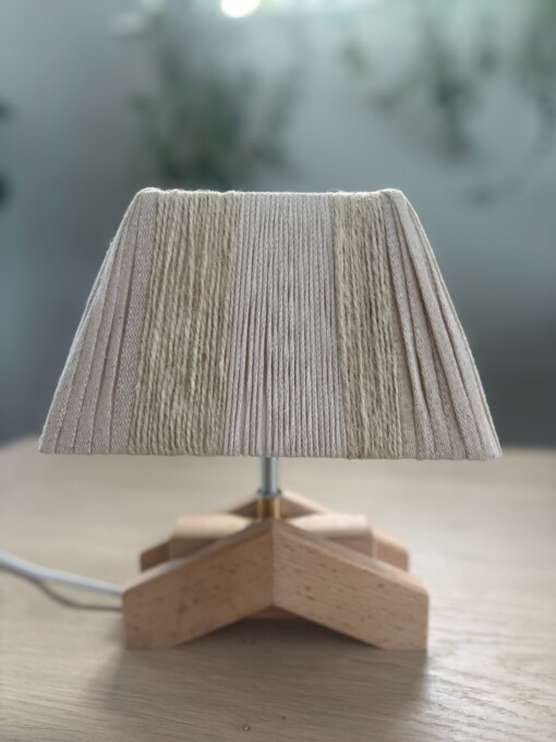 Lampje met apart design zelfgemaakt voetje van resthout.