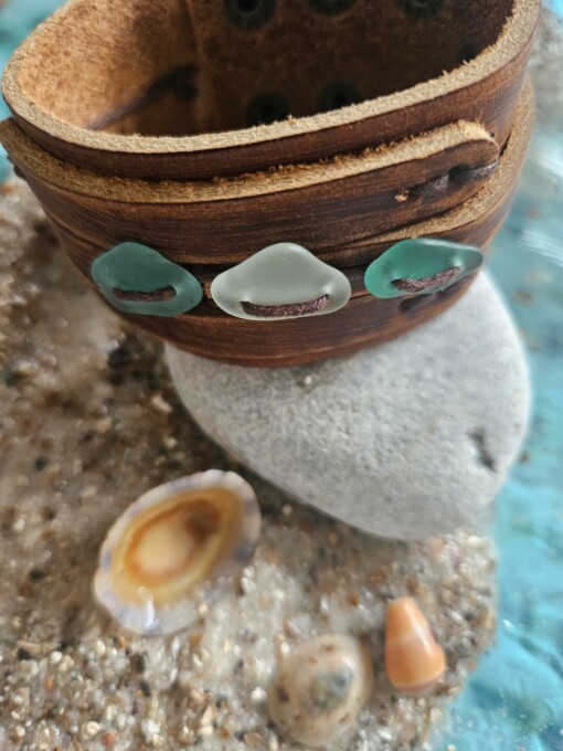 Lederen armband met 3 kleuren blauw zeeglas