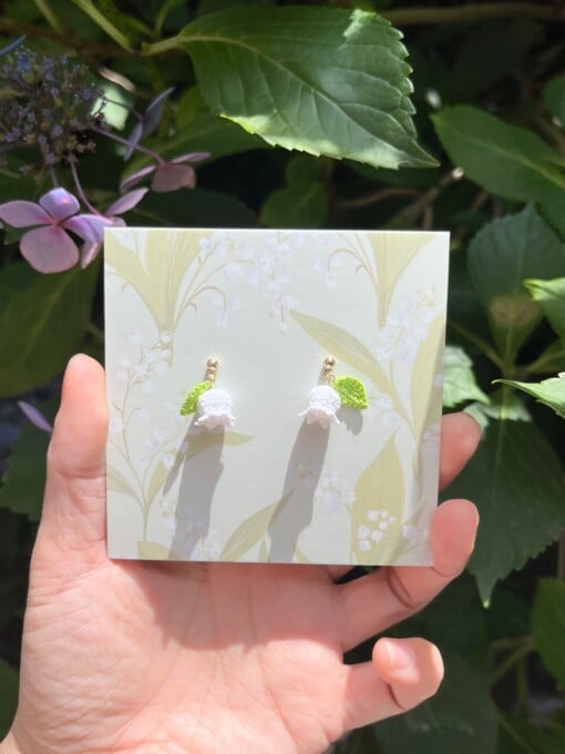 Lelietje-van-dalen Oorbellen – Microgehaakt met Lichtgroene blaadjes