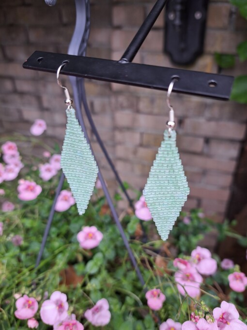 Lichtgroene oorbellen van satin-silk glaskralen – met zilveren haakje, 7 cm
