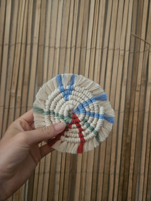 Macramé onderzetter gekleurd
