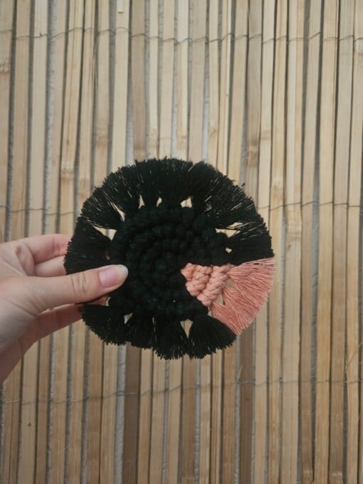 Macramé onderzetters roze-zwart