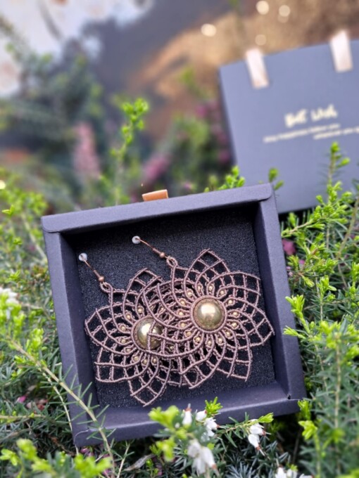 Macramé oorbellen in bloemmotief met gouden accenten