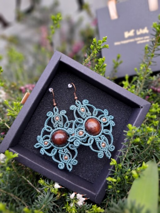 Macramé oorbellen met turquoise steen