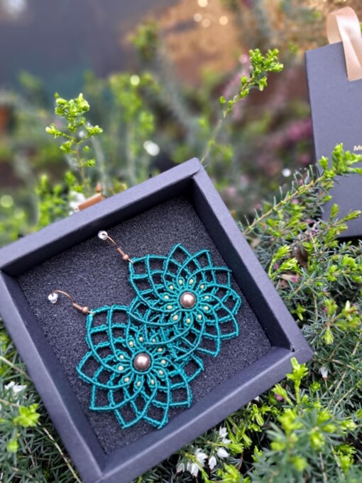 Macramé oorbellen in bloemmotief met gouden accenten