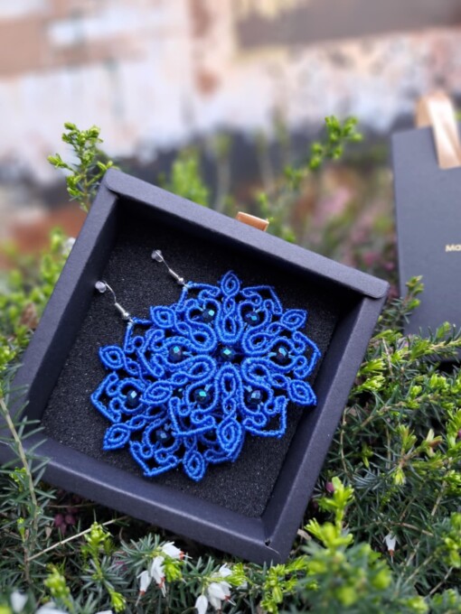 Macramé blauwe oorbellen, bloemenpatroon met kristallen accenten