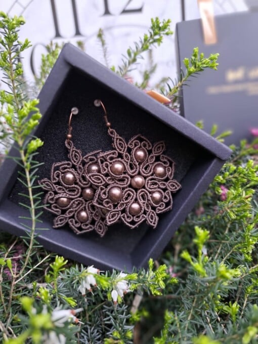 Macramé bruine oorbellen, bloemenpatroon met gouden accenten