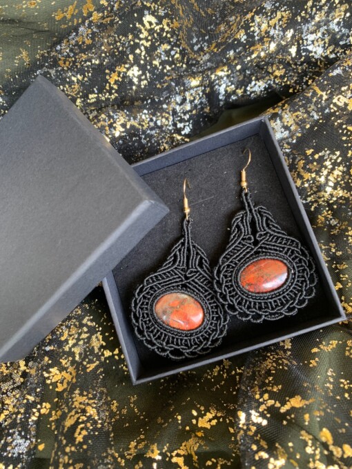 Macramé oorbellen met rood jaspis