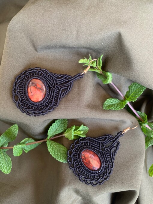 Macramé oorbellen met rood jaspis