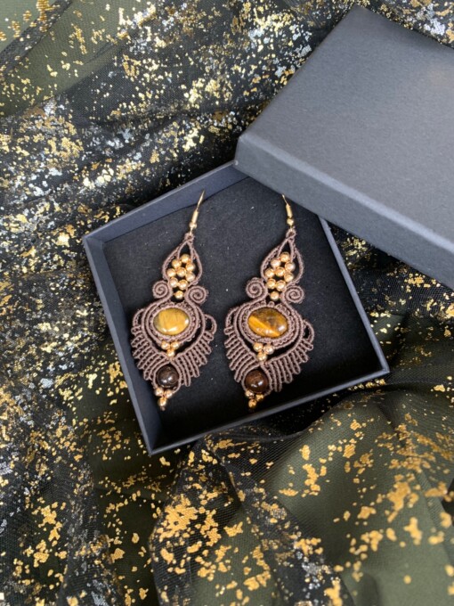 Elegant macramé oorbellen met tijgeroog