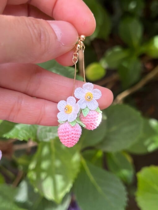 Micro Gehaakte Aardbei Oorbellen met Bloemetjes