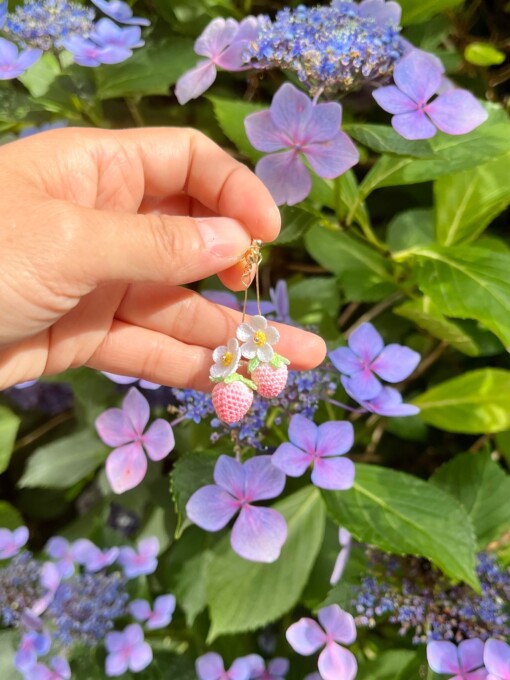 Micro Gehaakte Aardbei Oorbellen met Bloemetjes