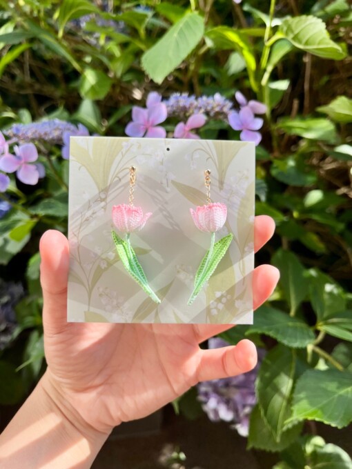 Micro Gehaakte Tulp Oorbellen – Met Blaadje