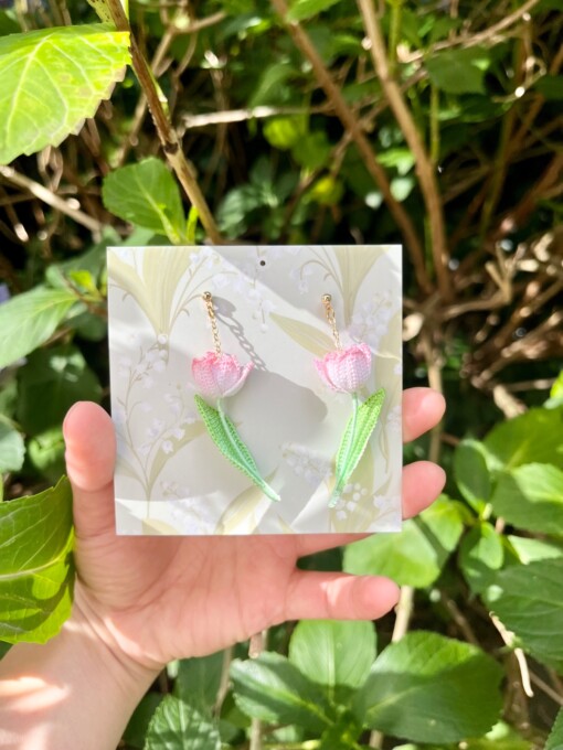 Micro Gehaakte Tulp Oorbellen – Met Blaadje