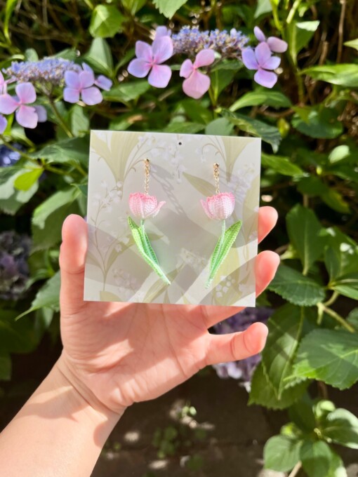 Micro Gehaakte Tulp Oorbellen – Met Blaadje
