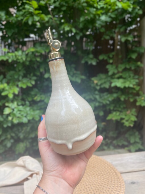 Olijfoliefles van keramiek. handgemaakt, en elke fles is anders