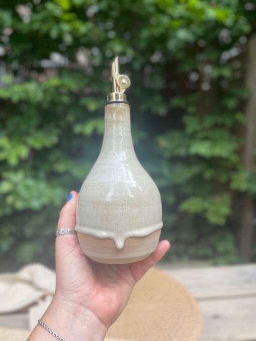 Olijfoliefles van keramiek. handgemaakt, en elke fles is anders
