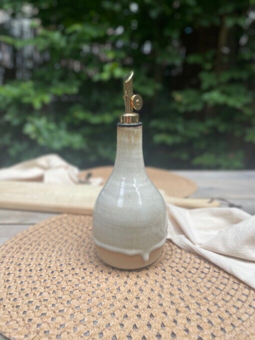 Olijfoliefles van keramiek. handgemaakt, en elke fles is anders