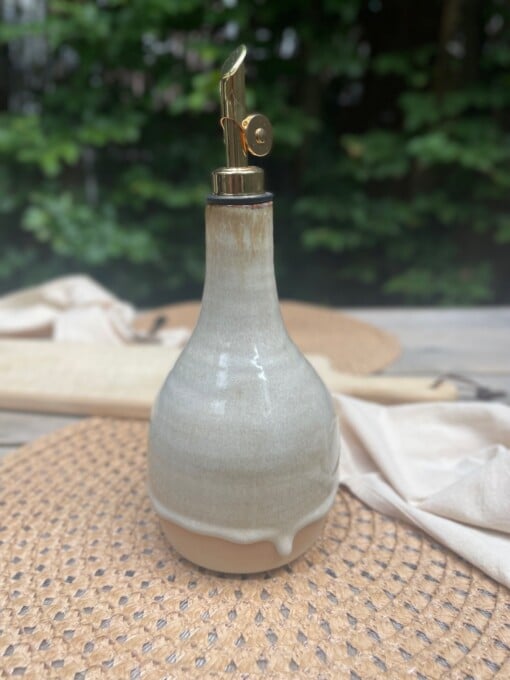 Olijfoliefles van keramiek. handgemaakt, en elke fles is anders