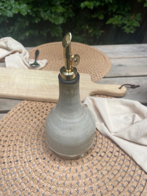 Olijfoliefles van keramiek. handgemaakt, en elke fles is anders