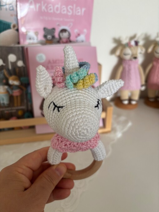 Rammelaar eenhoorn - handgemaakt van katoen. Gehaakte Unicorn (Amigurumi en duurzaam)