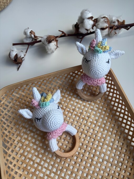Rammelaar eenhoorn - handgemaakt van katoen. Gehaakte Unicorn (Amigurumi en duurzaam)