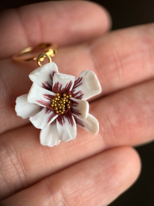 Rood-witte bloem oorbellen met gouden details