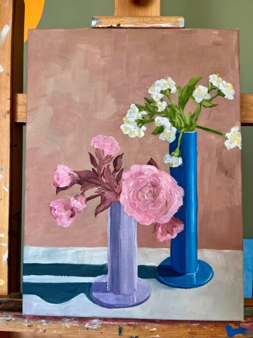 Schilderij "Random houseware + flowers" - origineel kunstwerk van olieverf