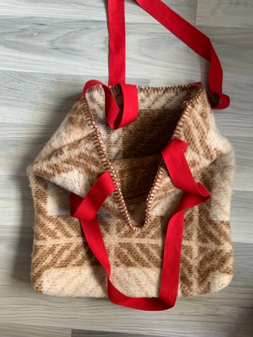 Tote bag gemaakt van een dikke bruine vintage deken