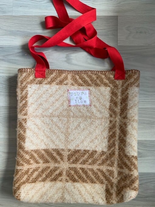 Tote bag gemaakt van een dikke bruine vintage deken