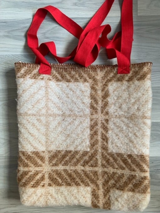 Tote bag gemaakt van een dikke bruine vintage deken