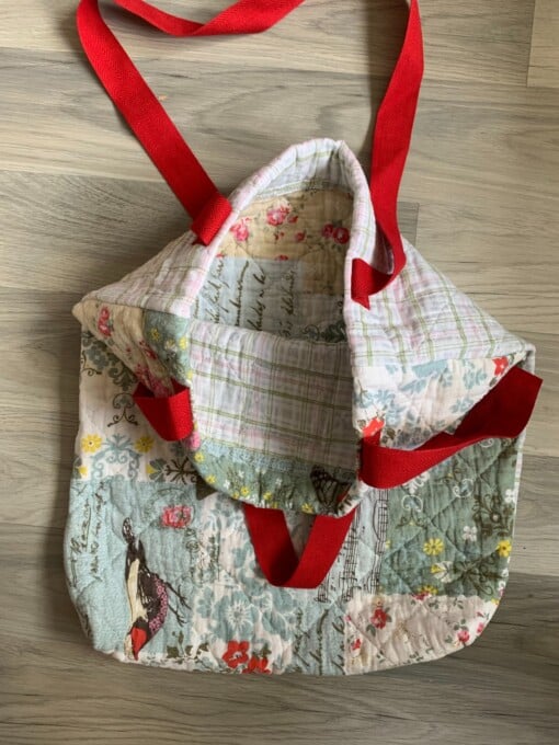 Tote bag gemaakt van een mooie bedden sprei