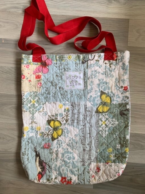 Tote bag gemaakt van een mooie bedden sprei
