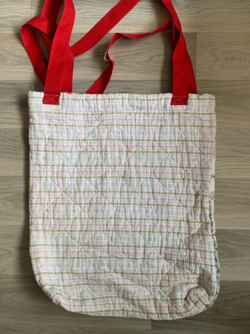 Tote bag gemaakt van een mooie bedden sprei