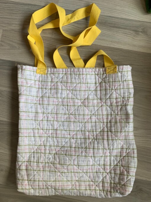 Tote bag van een doorgestikte sprei met bloemen, vlinders en vogels