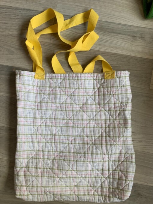 Tote bag van een doorgestikte sprei met bloemen, vlinders en vogels