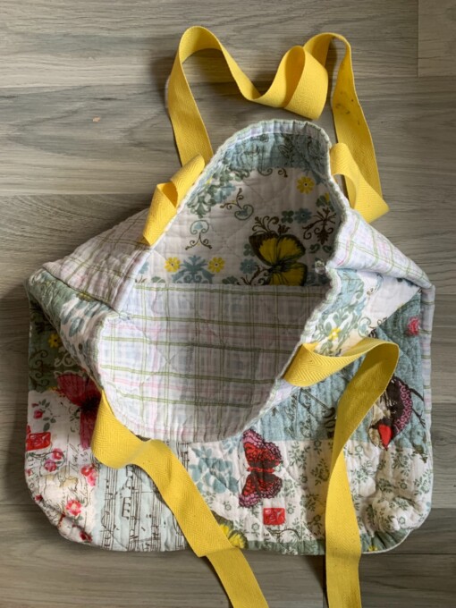 Tote bag van een doorgestikte sprei met bloemen, vlinders en vogels