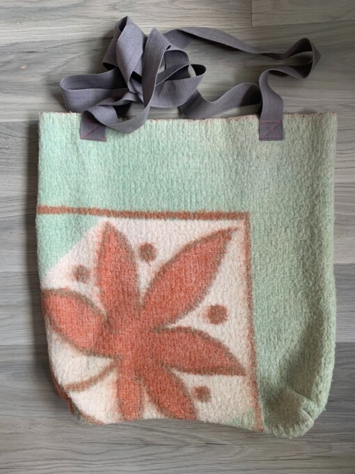 Tote bag van groen - roze vintage deken.
