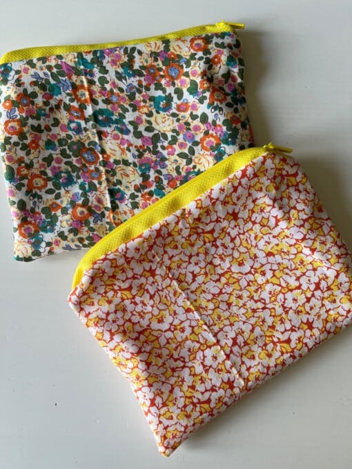 katoenen pouch met gekleurde bloemen