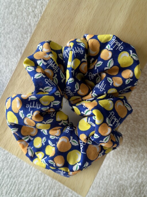 katoenen scrunchie met appelmotief