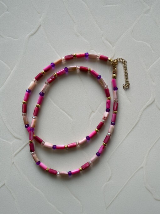 ketting met gekleurde schelpkralen